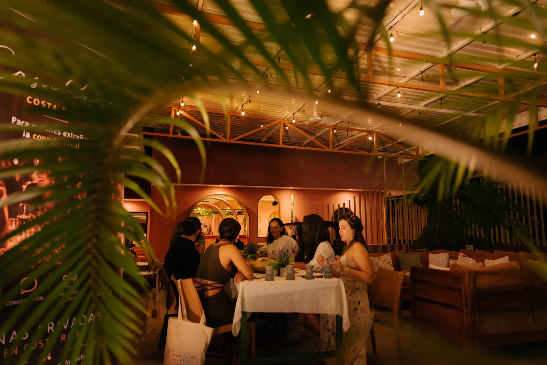 Una mesa de Casa Somé durante una cena bajo luces cálidas