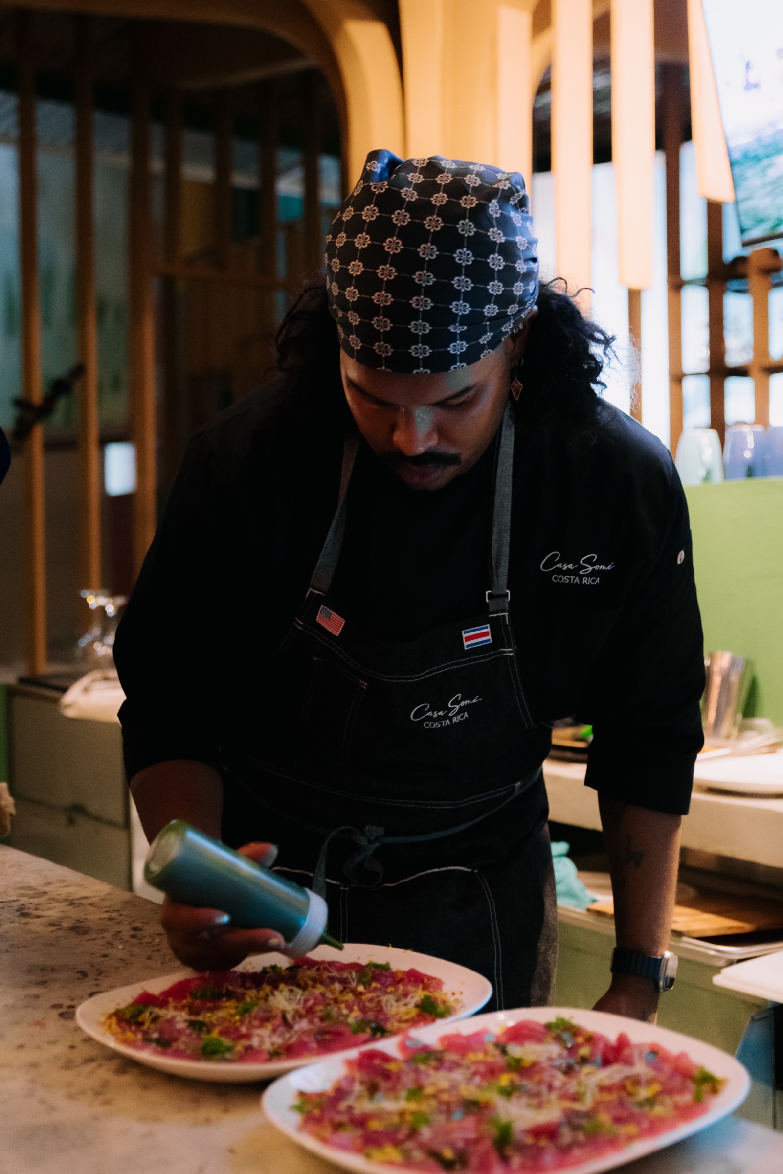 Ken Somé preparando un plato durante una cena