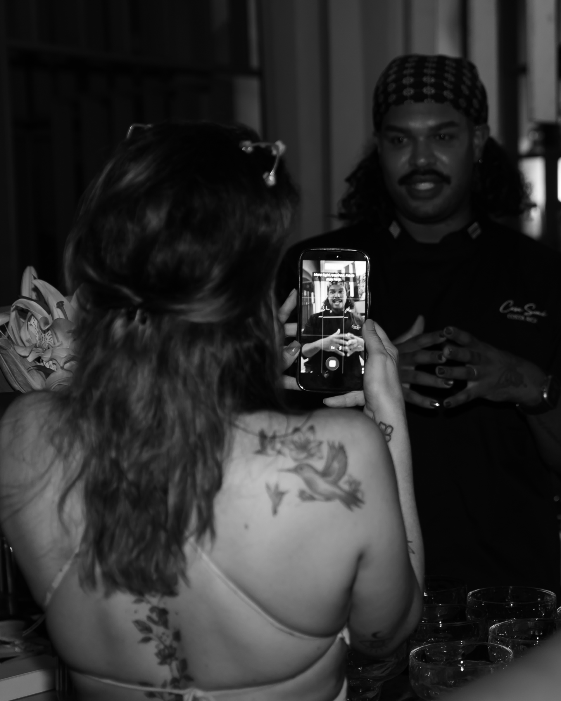 Ken Somé conversando con una invitada